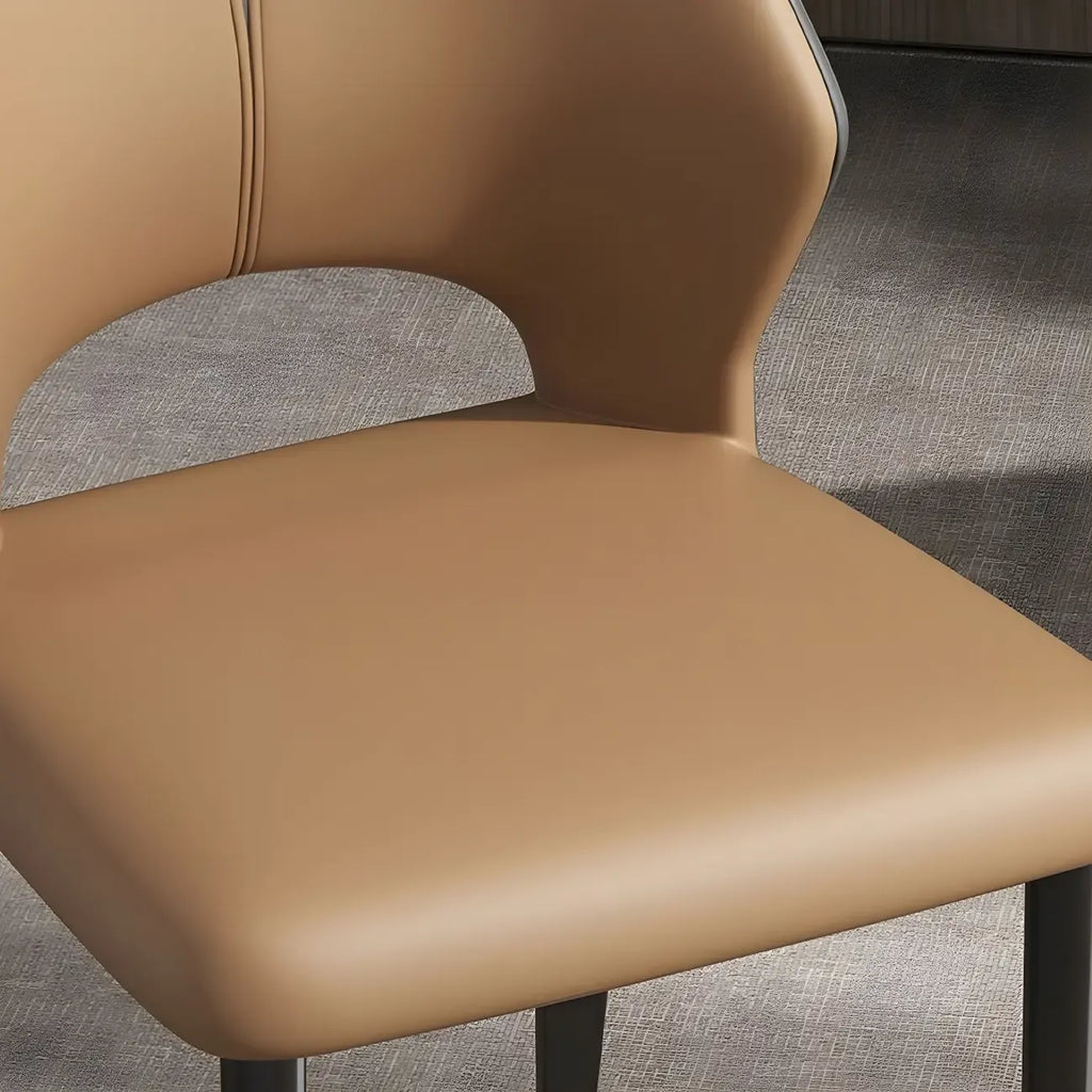 Chaise de salle à manger d'appoint marron à dossier incurvé en similicuir.
