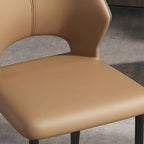 Chaise de salle à manger d'appoint marron à dossier incurvé en similicuir.