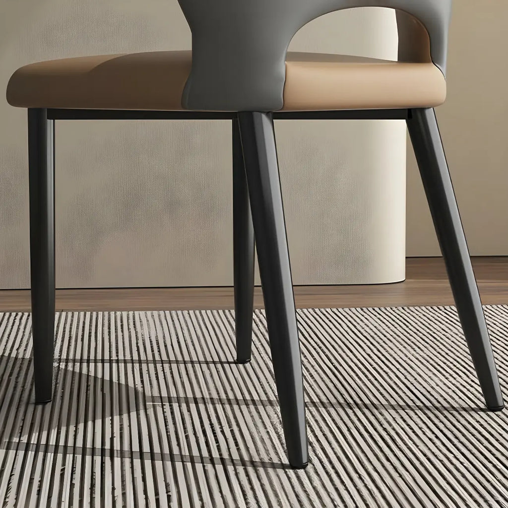 Chaise de salle à manger d'appoint marron à dossier incurvé en similicuir.