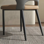 Chaise de salle à manger d'appoint marron à dossier incurvé en similicuir.