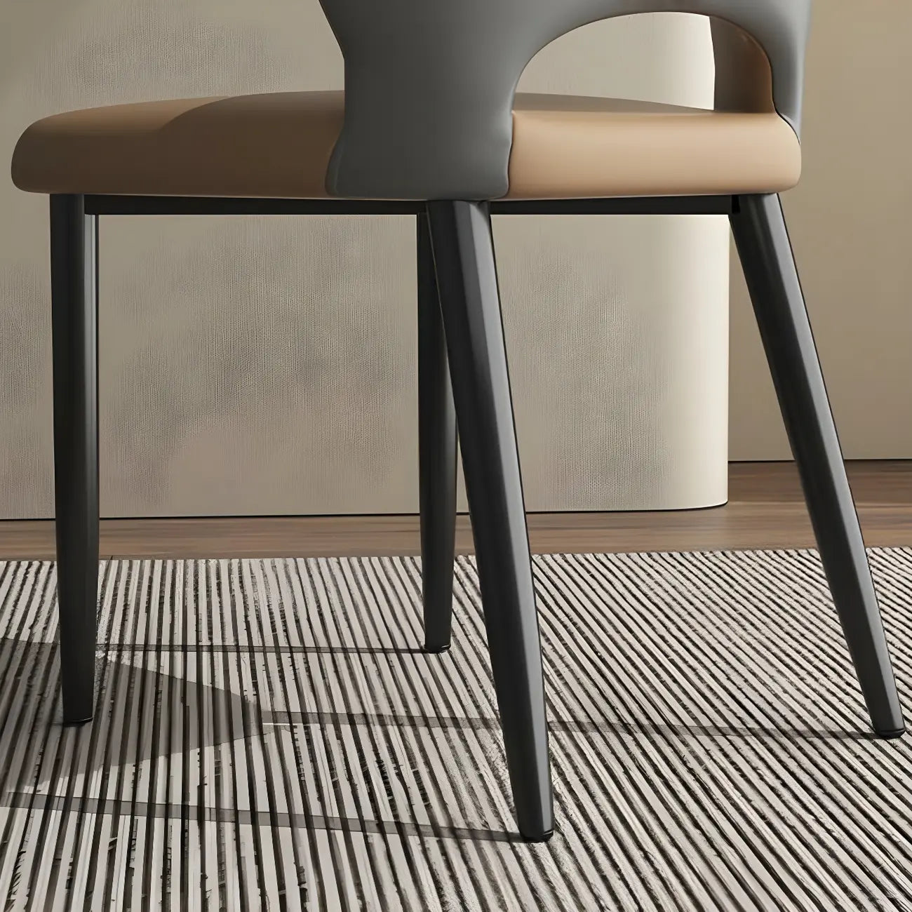 Chaise de salle à manger d'appoint marron à dossier incurvé en similicuir.