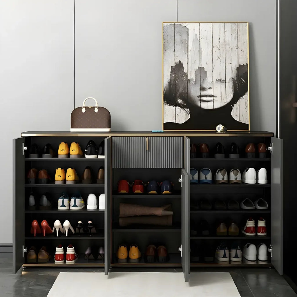 Grand meuble à chaussures d'entrée, porte grise texturée, pieds en métal