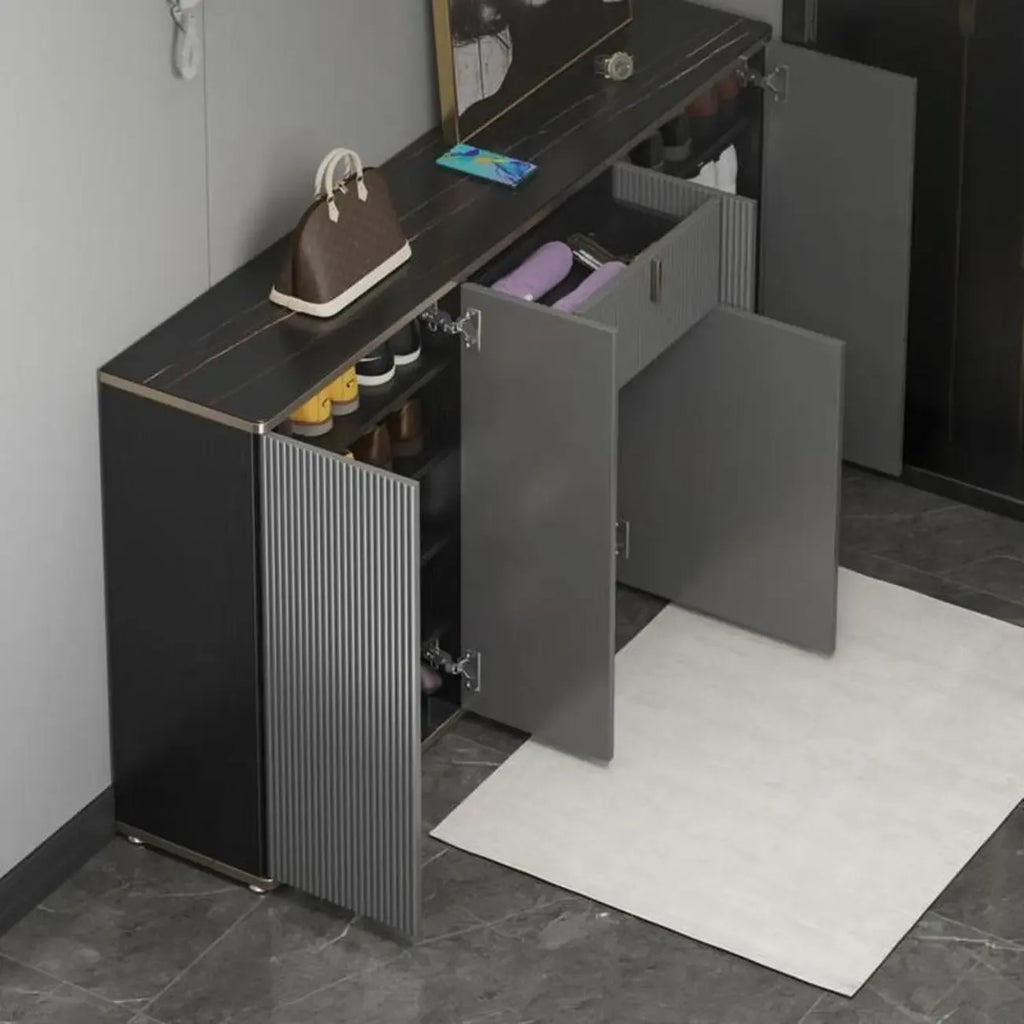 Grand meuble à chaussures d'entrée, porte grise texturée, pieds en métal