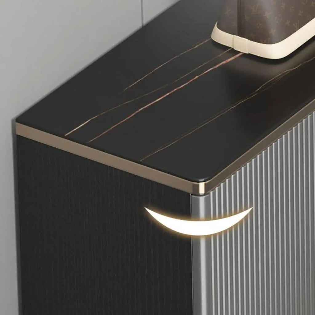 Grand meuble à chaussures d'entrée, porte grise texturée, pieds en métal