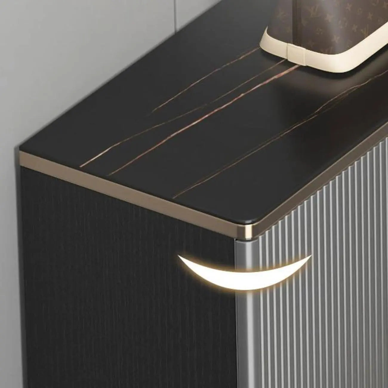 Grand meuble à chaussures d'entrée, porte grise texturée, pieds en métal