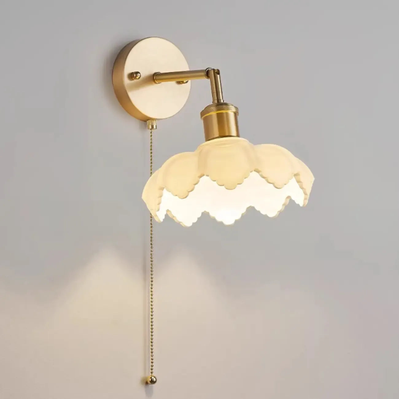 Applique murale élégante en laiton avec chaînette pour la décoration de la chambre