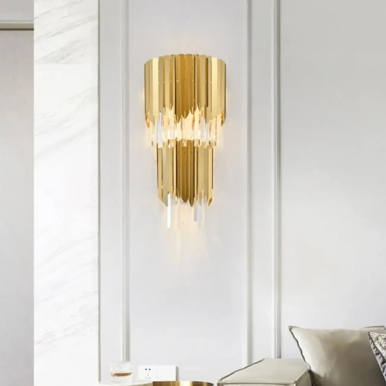 Applique murale moderne à plusieurs niveaux en métal doré et cristal brillant