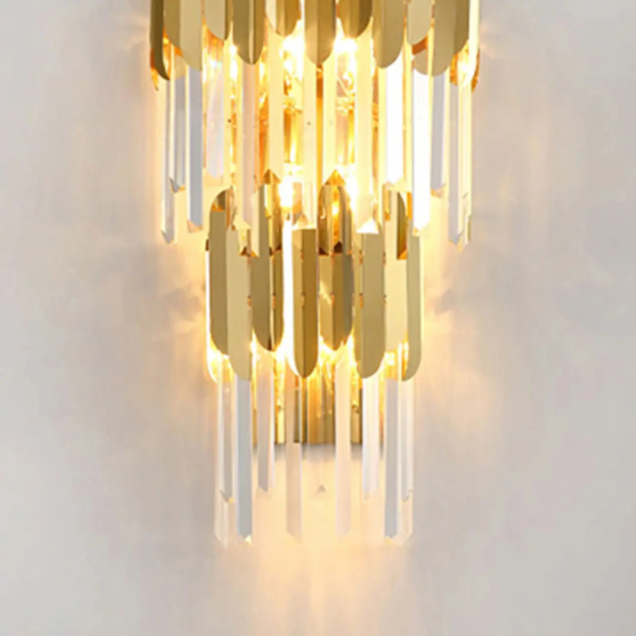 Applique murale moderne à plusieurs niveaux en métal doré et cristal brillant