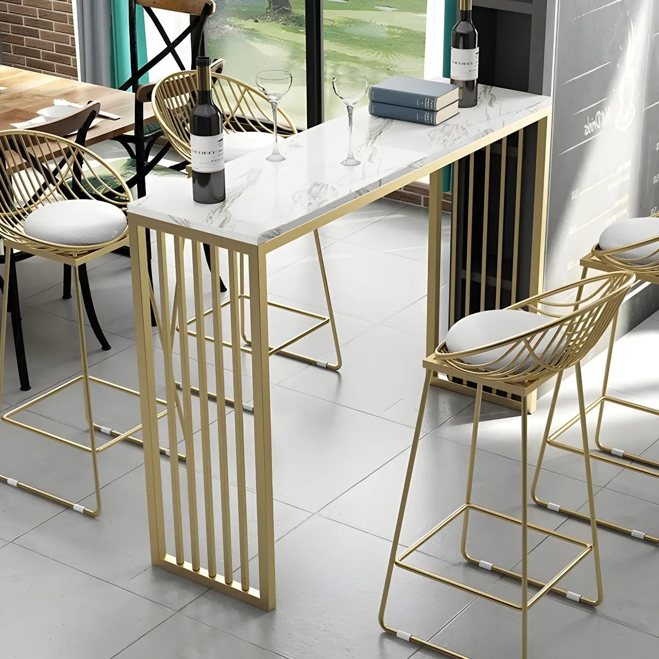 Tables de bar glamour blanches en faux marbre avec base en métal doré