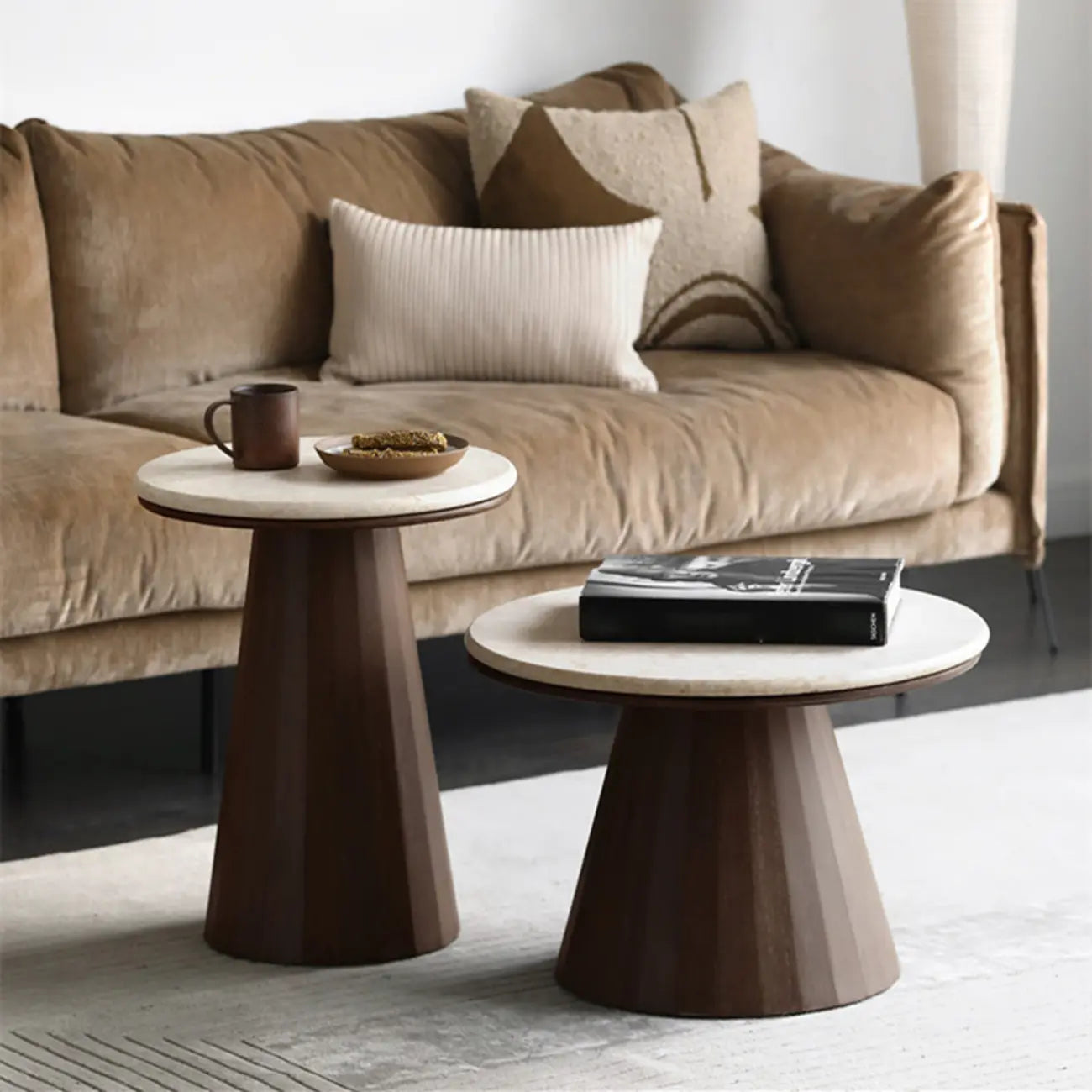 Table basse ronde minimaliste en bois avec plateau en pierre brune