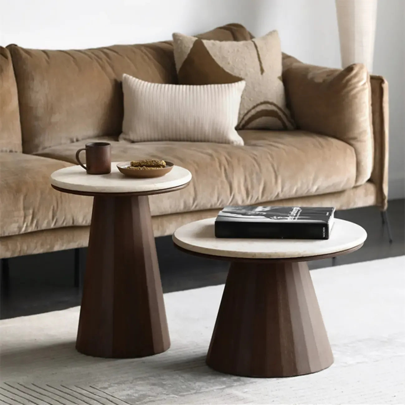 Table basse ronde minimaliste en bois avec plateau en pierre brune