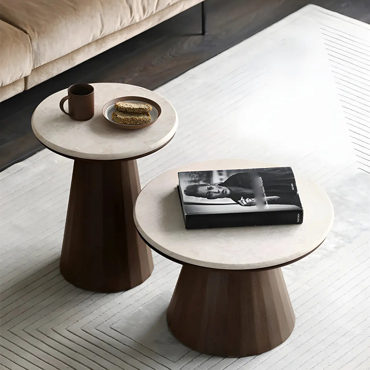 Table basse ronde minimaliste en bois avec plateau en pierre brune