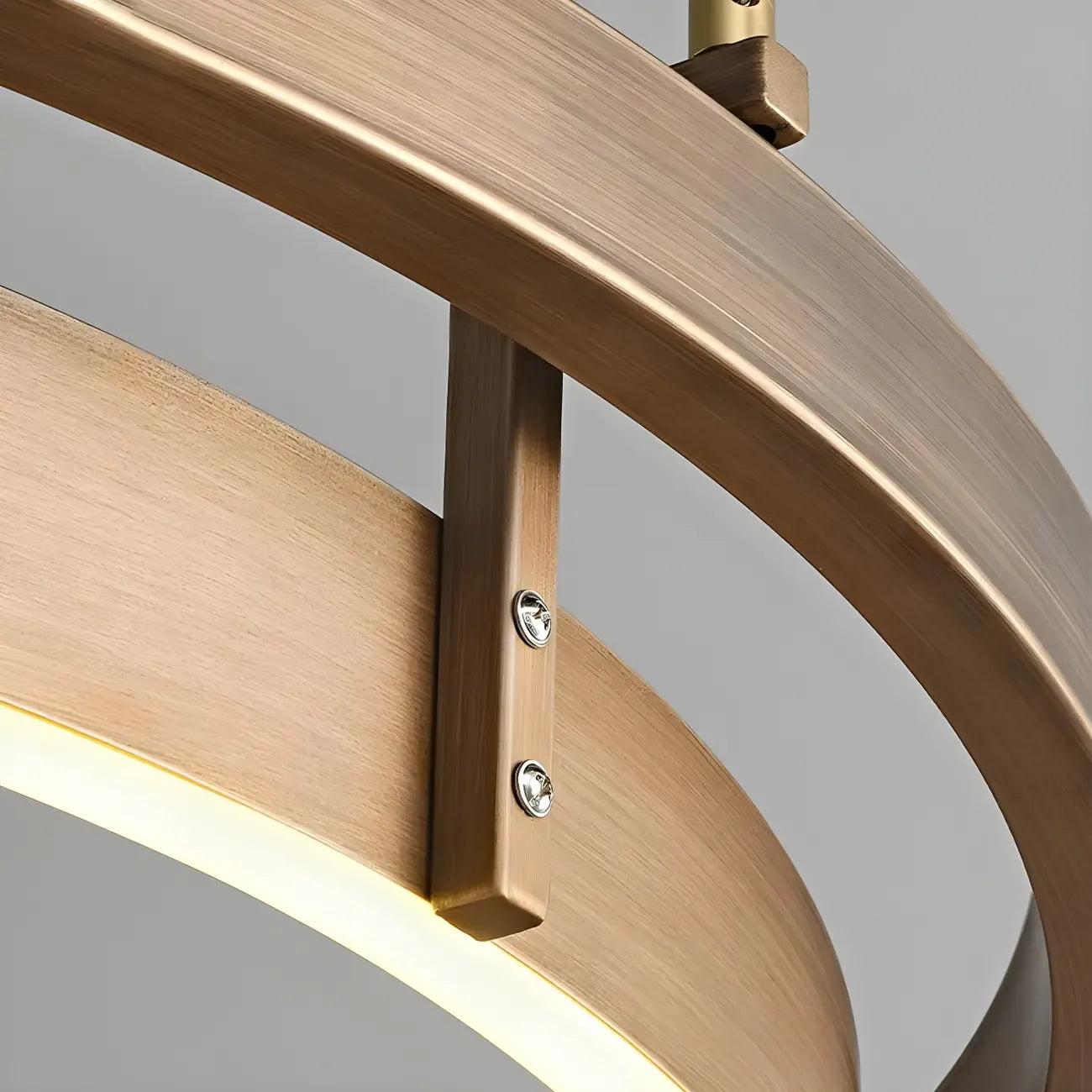 Lustre moderne élégant en laiton avec anneau et LED à intensité variable
