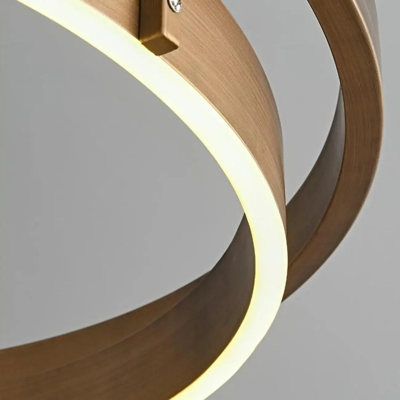 Lustre moderne élégant en laiton avec anneau et LED à intensité variable