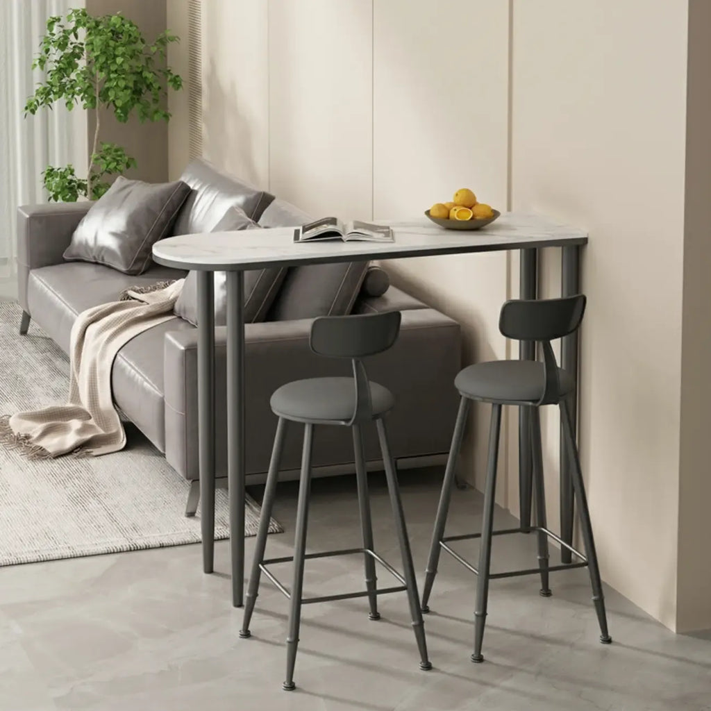 Table de bar moderne aux formes libres avec plateau en pierre blanche et structure en fer