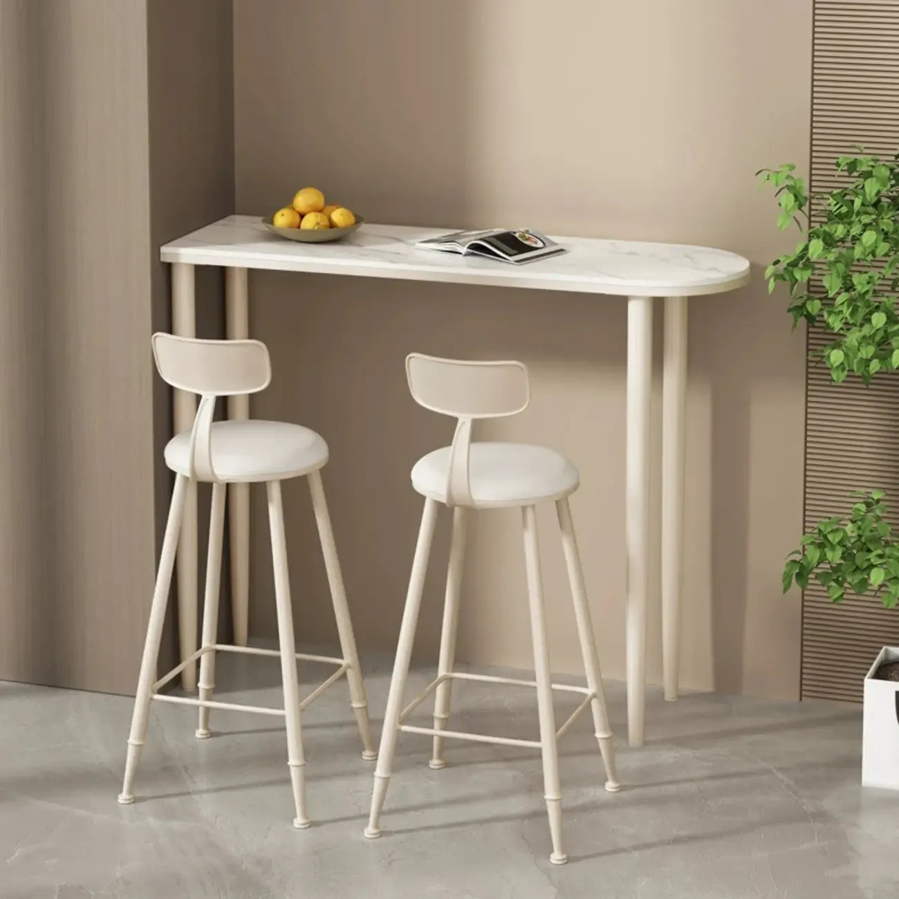 Table de bar moderne aux formes libres avec plateau en pierre blanche et structure en fer