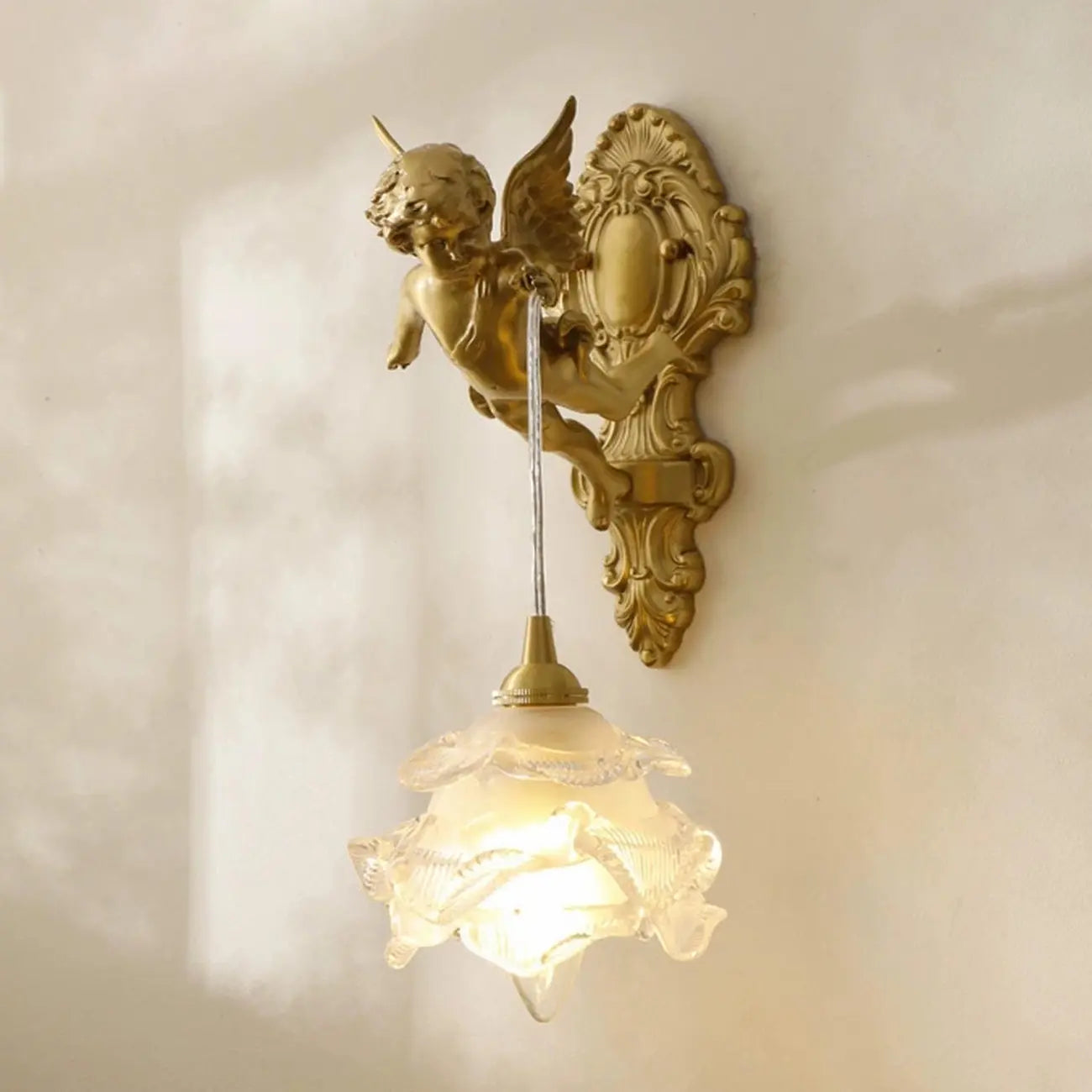 Applique murale vintage artistique en forme d'ange doré avec abat-jour en cristal