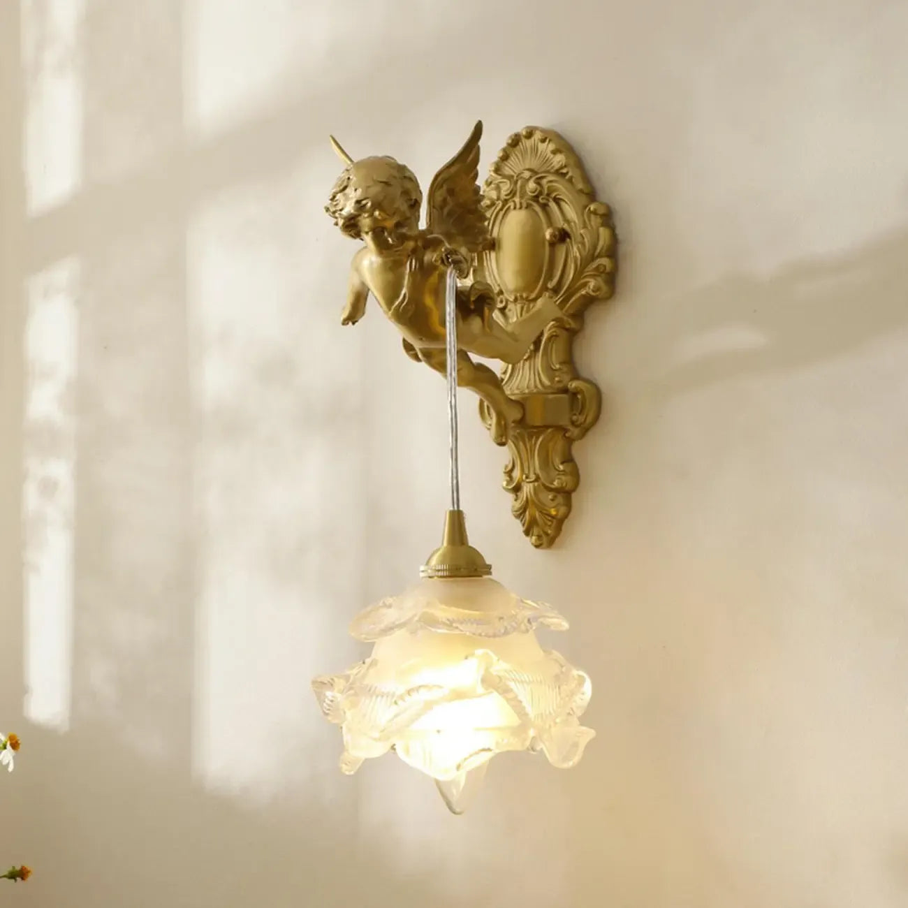 Applique murale vintage artistique en forme d'ange doré avec abat-jour en cristal