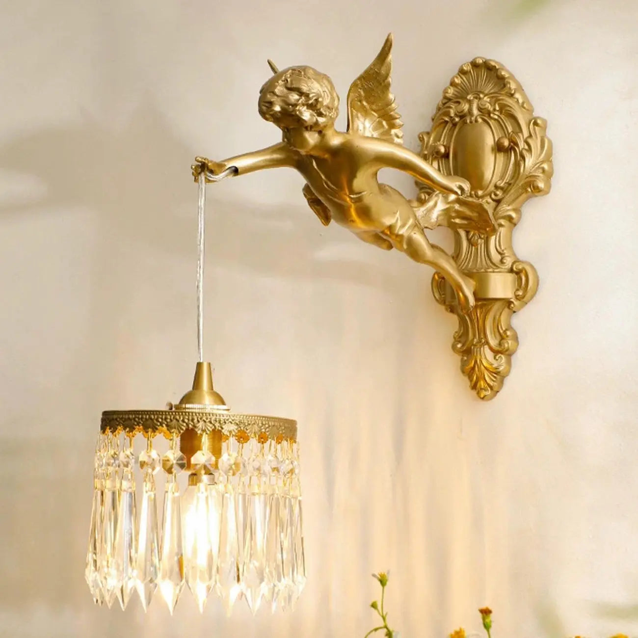 Applique murale vintage artistique en forme d'ange doré avec abat-jour en cristal