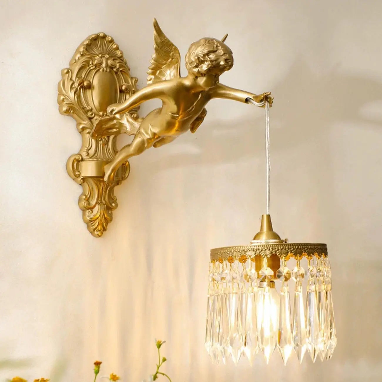 Applique murale vintage artistique en forme d'ange doré avec abat-jour en cristal