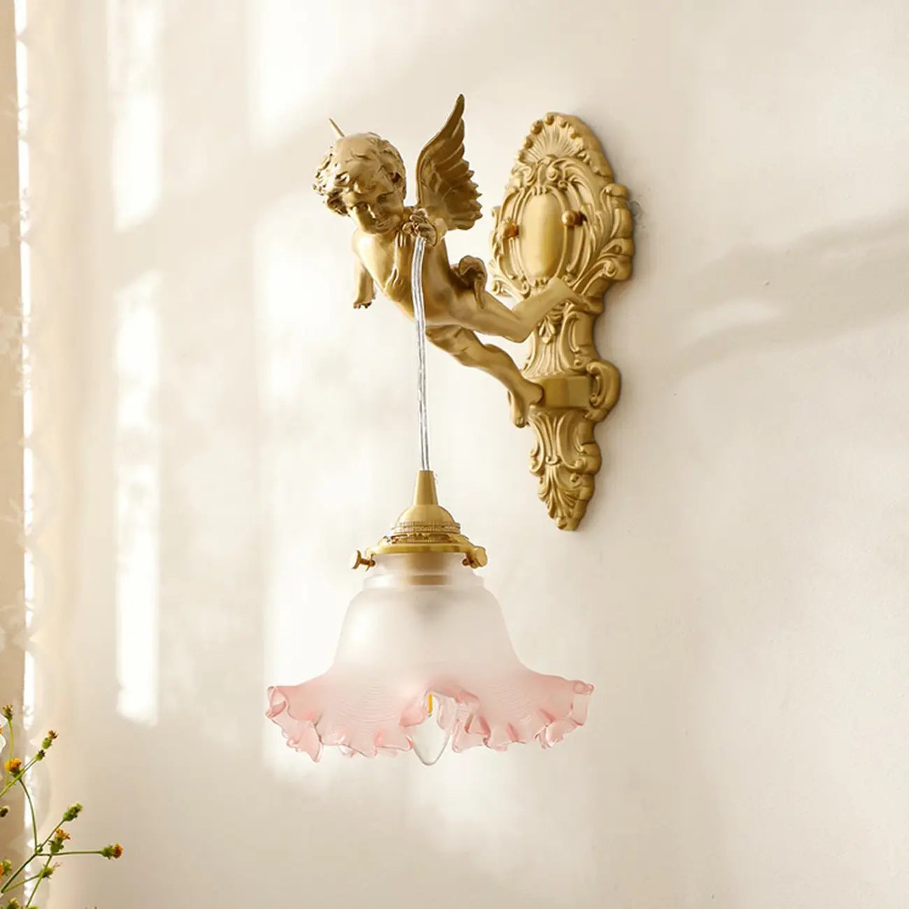 Applique murale vintage artistique en forme d'ange doré avec abat-jour en cristal
