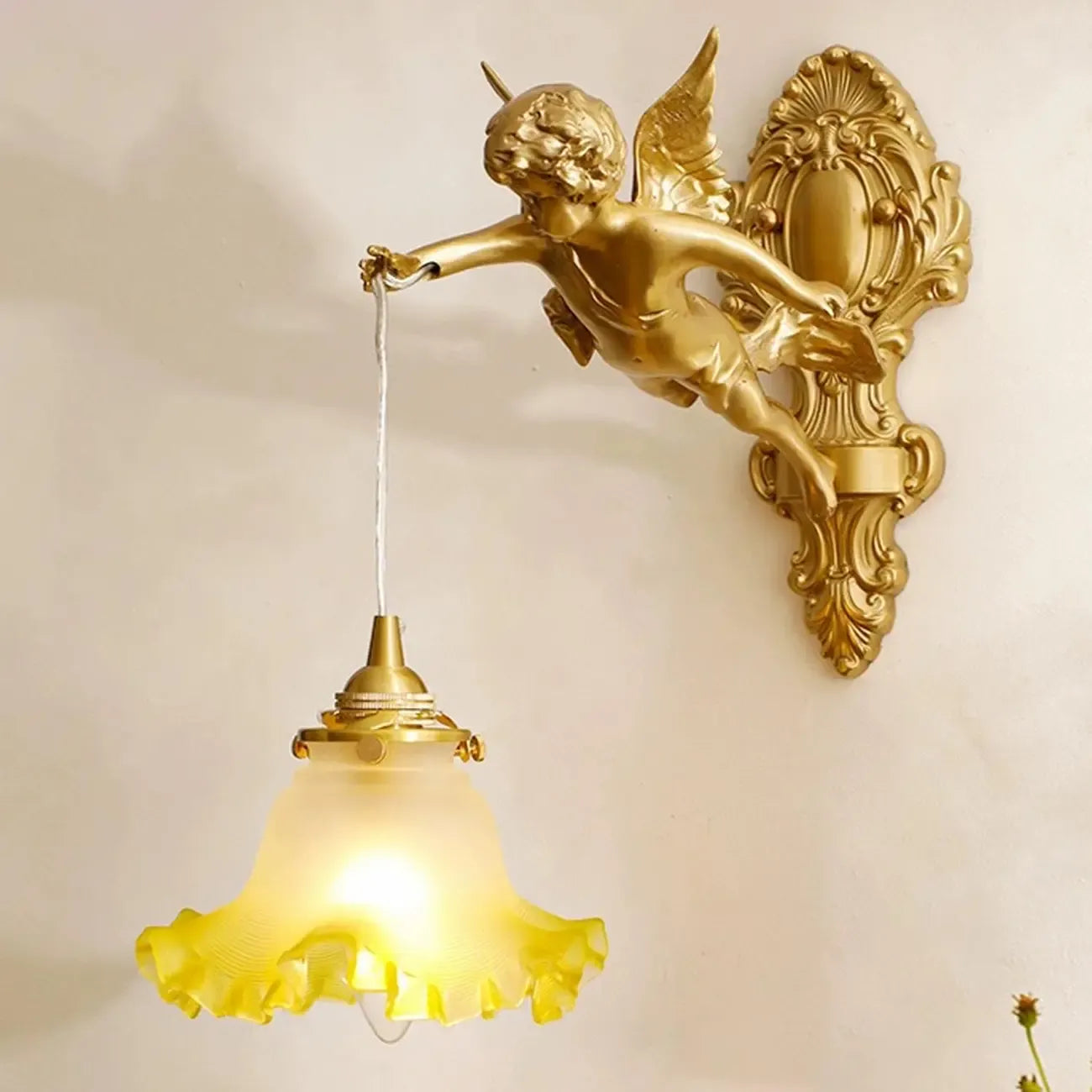 Applique murale vintage artistique en forme d'ange doré avec abat-jour en cristal