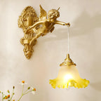 Applique murale vintage artistique en forme d'ange doré avec abat-jour en cristal