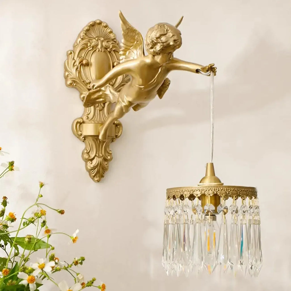 Applique murale vintage artistique en forme d'ange doré avec abat-jour en cristal