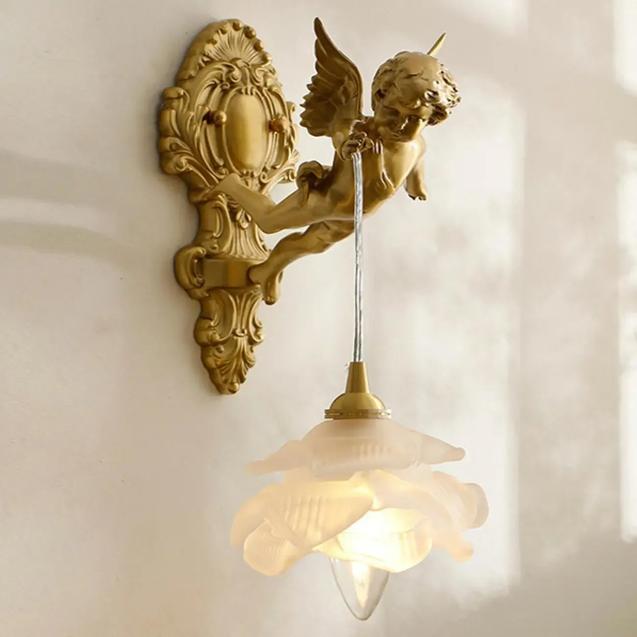 Applique murale vintage artistique en forme d'ange doré avec abat-jour en cristal