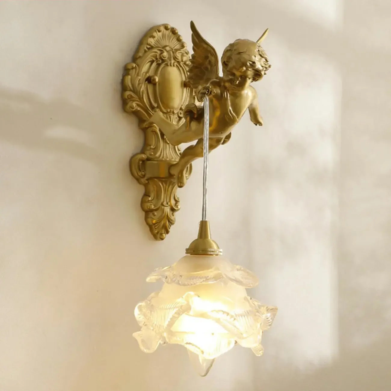 Applique murale vintage artistique en forme d'ange doré avec abat-jour en cristal