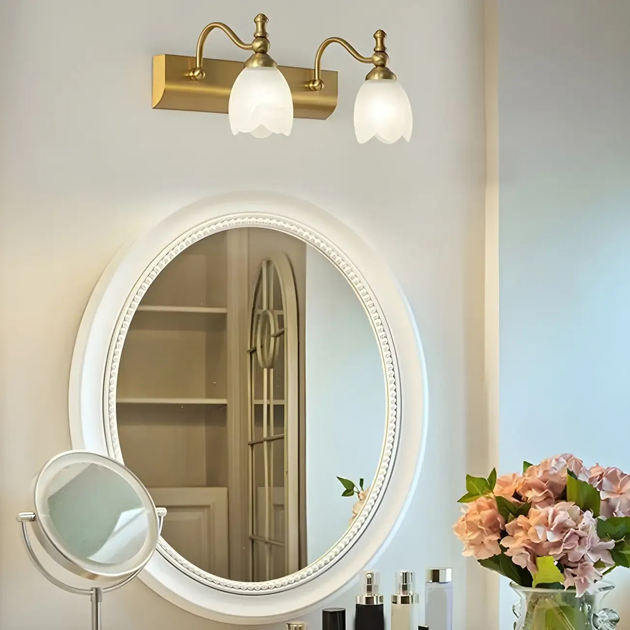 Applique murale élégante blanche à motif floral et dorée pour salle de bain