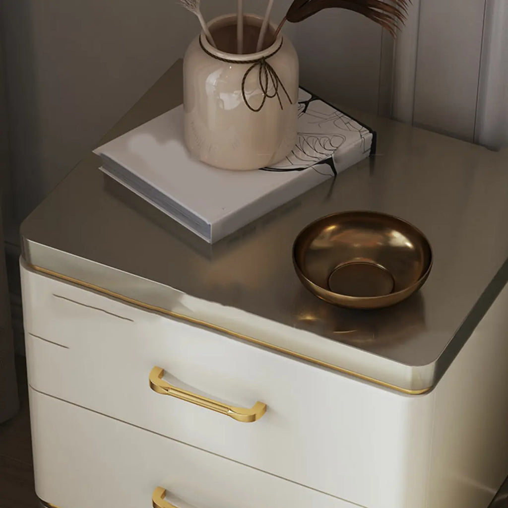 Table de chevet à deux tiroirs avec plateau métallisé or et blanc glamour