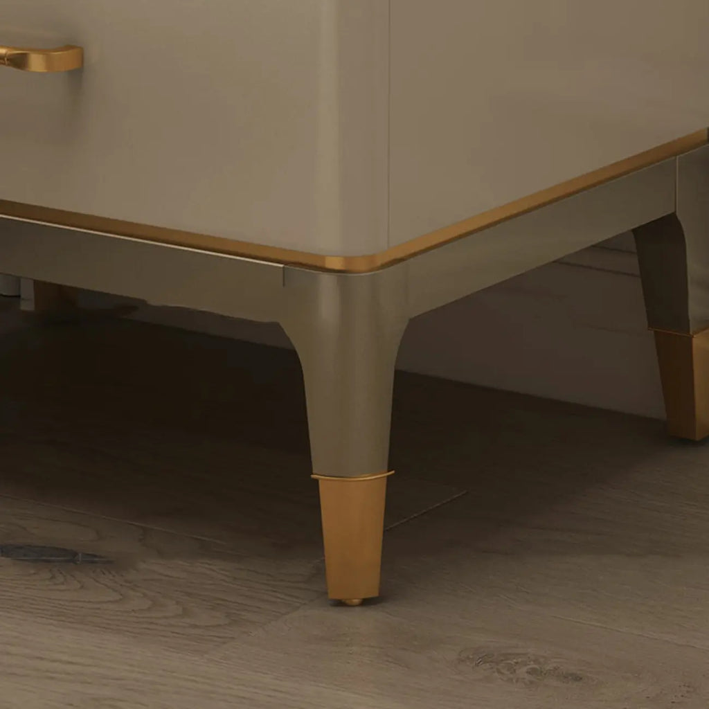 Table de chevet à deux tiroirs avec plateau métallisé or et blanc glamour