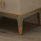 Table de chevet à deux tiroirs avec plateau métallisé or et blanc glamour
