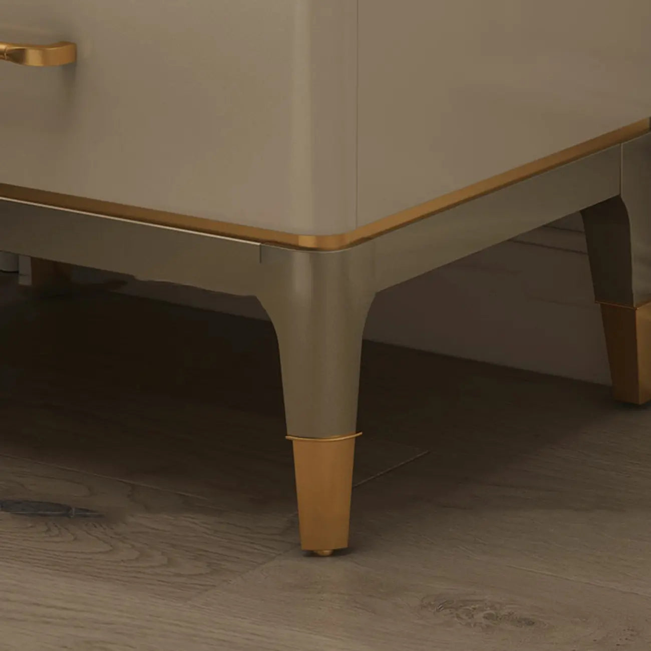 Table de chevet à deux tiroirs avec plateau métallisé or et blanc glamour