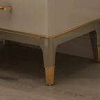 Table de chevet à deux tiroirs avec plateau métallisé or et blanc glamour