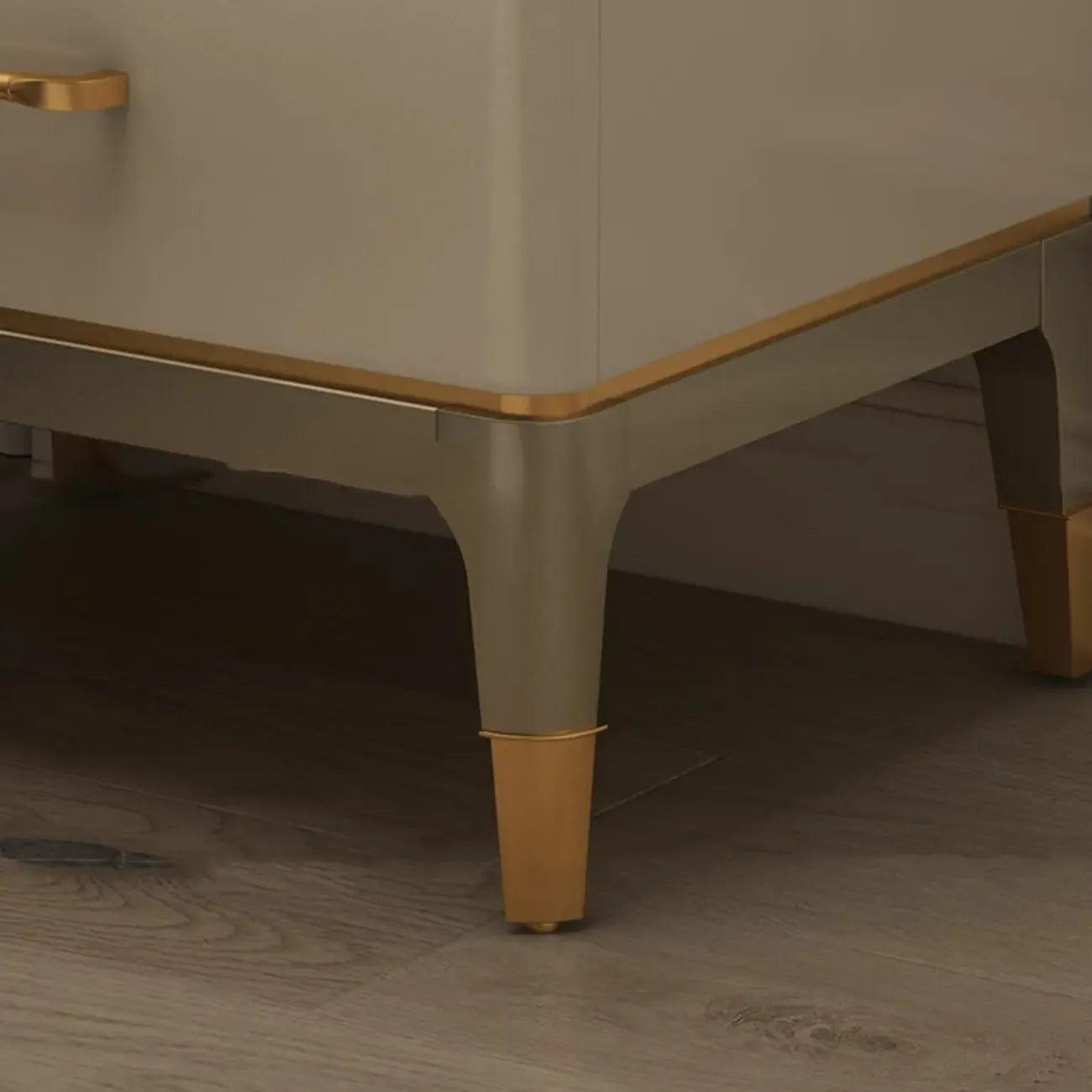 Table de chevet à deux tiroirs avec plateau métallisé or et blanc glamour