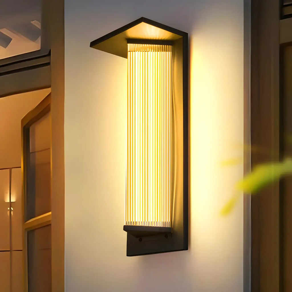 Applique murale extérieure moderne à LED avec abat-jour triangulaire