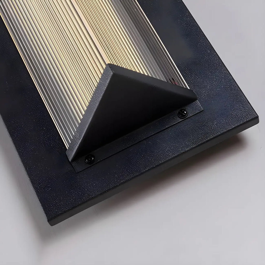 Applique murale extérieure moderne à LED avec abat-jour triangulaire