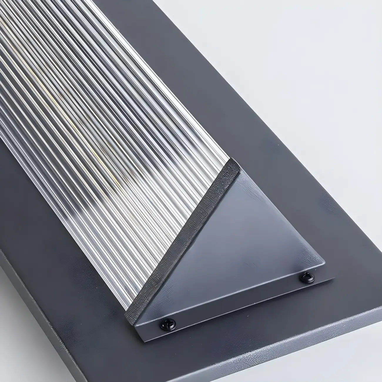 Applique murale extérieure moderne à LED avec abat-jour triangulaire