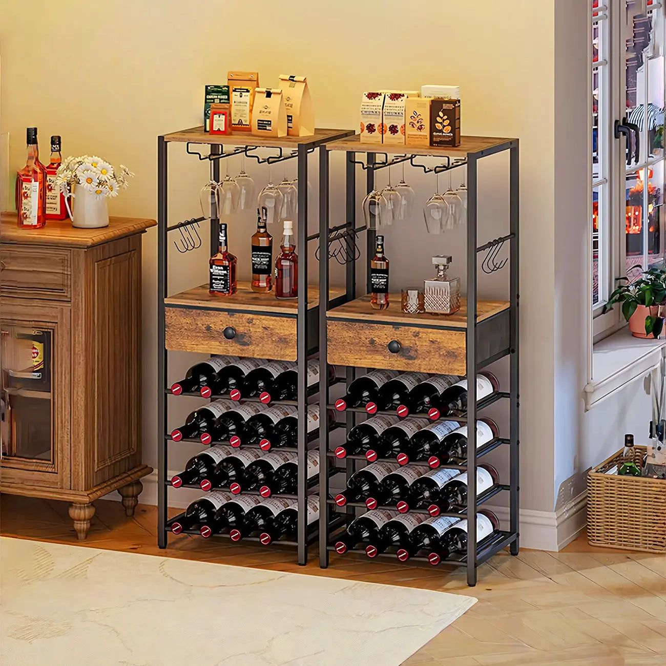 Scaffale porta bottiglie e bicchieri da vino a 4 ripiani con ripiani in vetro e cassetti
