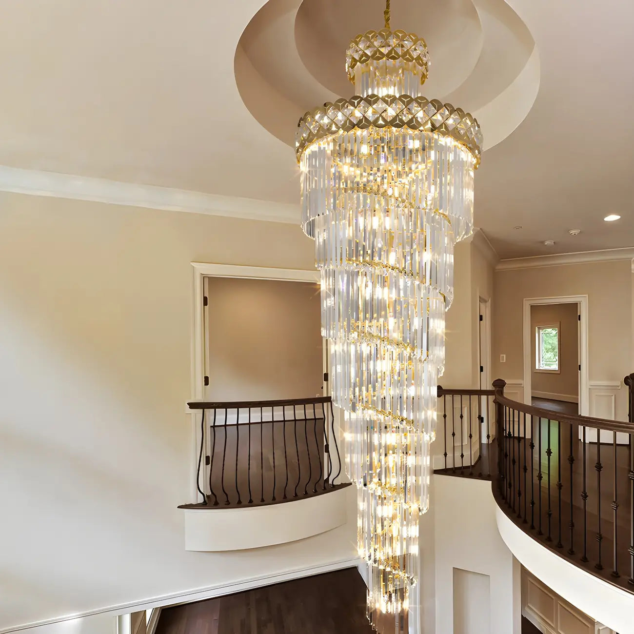Lustre d'escalier rond luxueux en cristal doré à spirale, orné de spirales, pour structure en spirale.