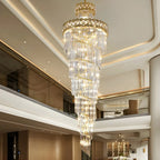 Lustre d'escalier rond luxueux en cristal doré à spirale, orné de spirales, pour structure en spirale.