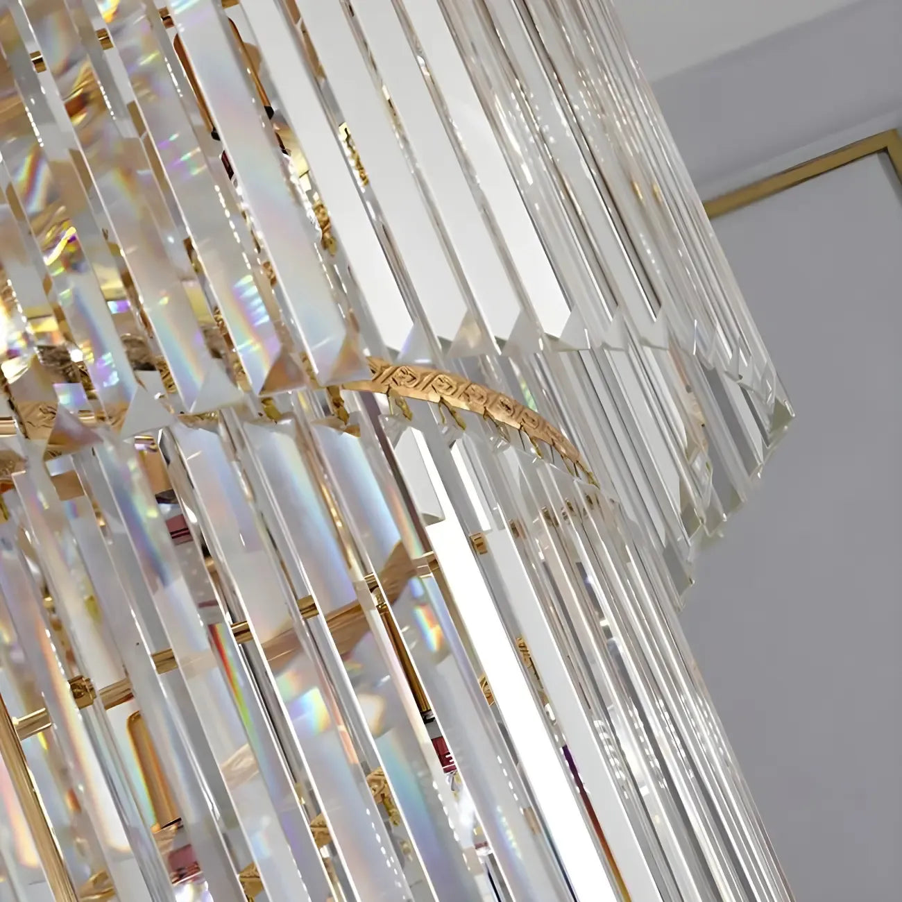 Lustre d'escalier rond luxueux en cristal doré à spirale, orné de spirales, pour structure en spirale.