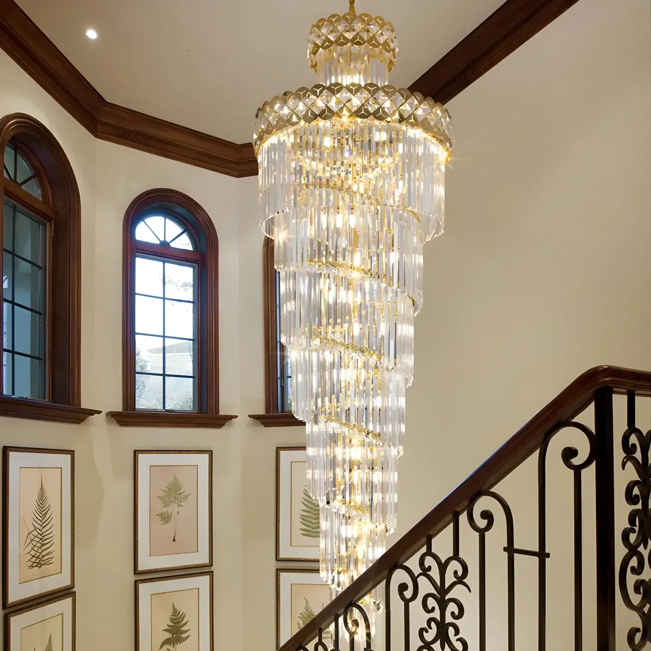 Lustre d'escalier rond luxueux en cristal doré à spirale, orné de spirales, pour structure en spirale.