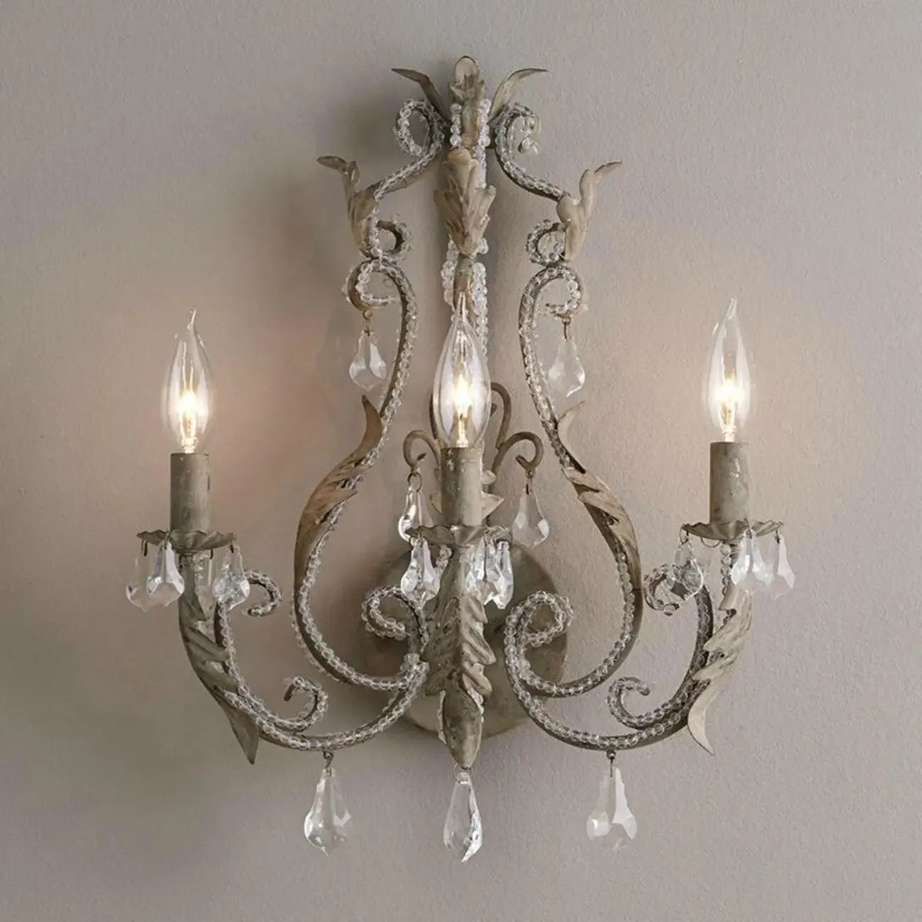 Applique murale en cristal vintage ornée de style candélabre, style milieu du siècle