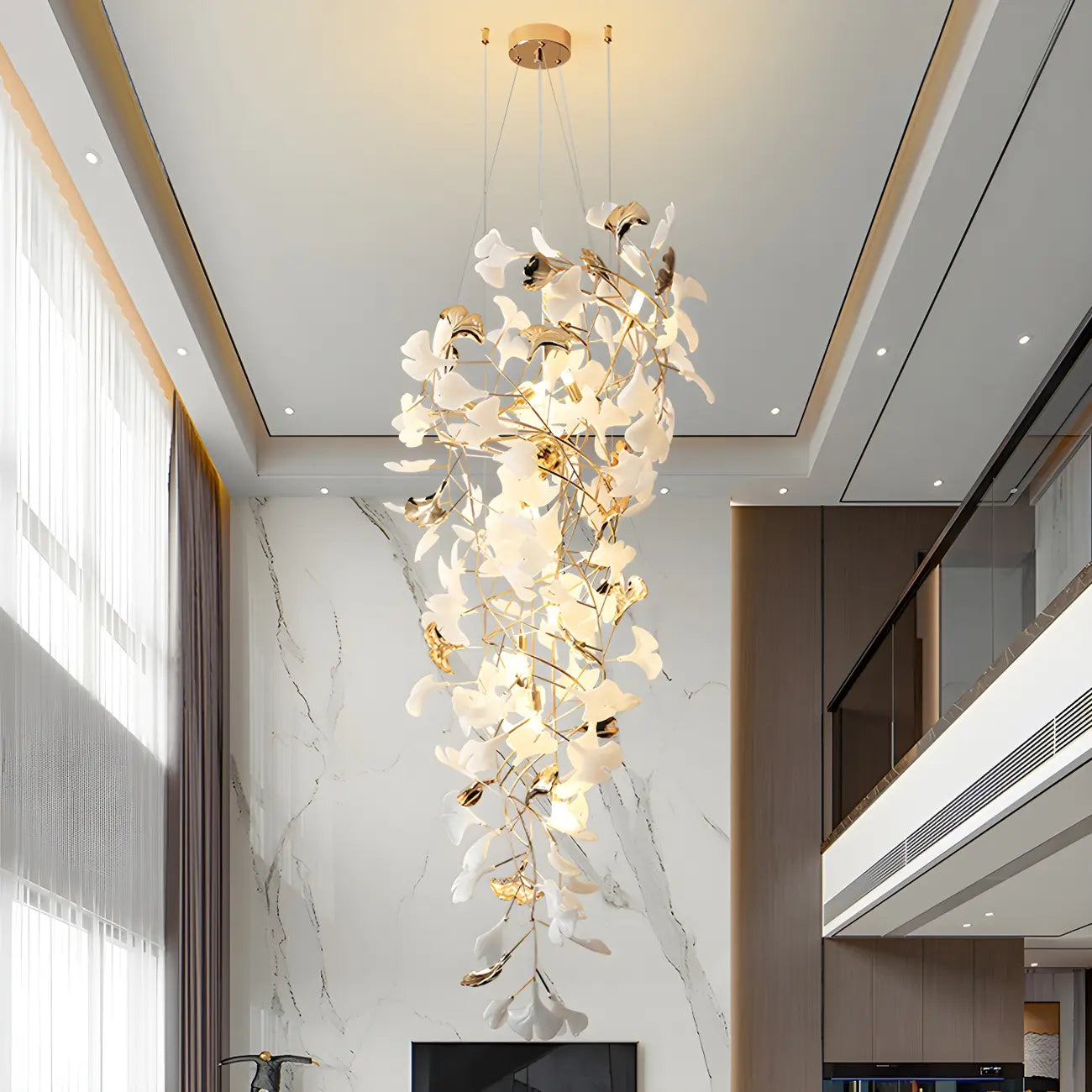 Lustre élégant blanc à feuilles de ginkgo et or pour escalier