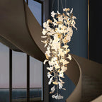 Lustre élégant blanc à feuilles de ginkgo et or pour escalier