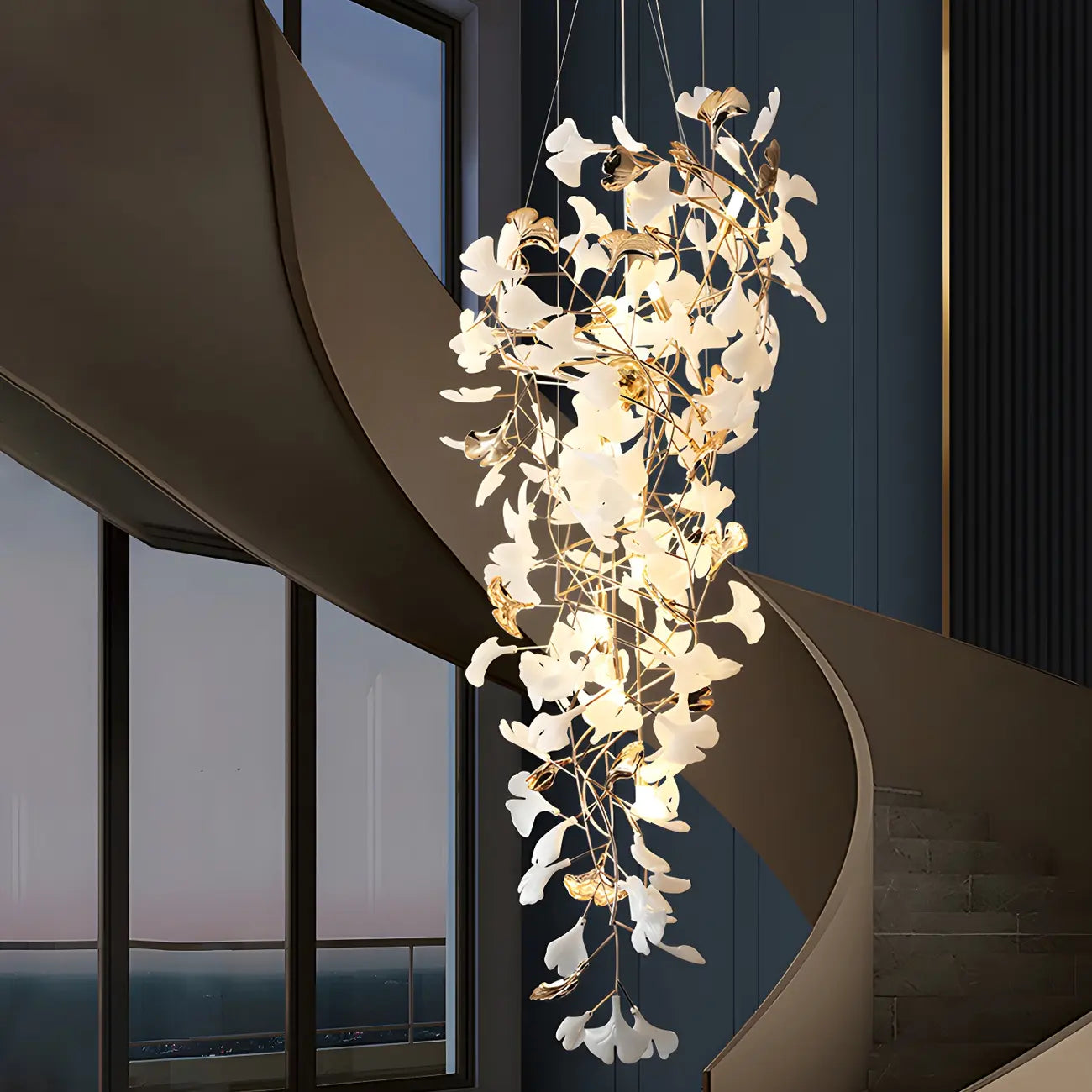 Lustre élégant blanc à feuilles de ginkgo et or pour escalier