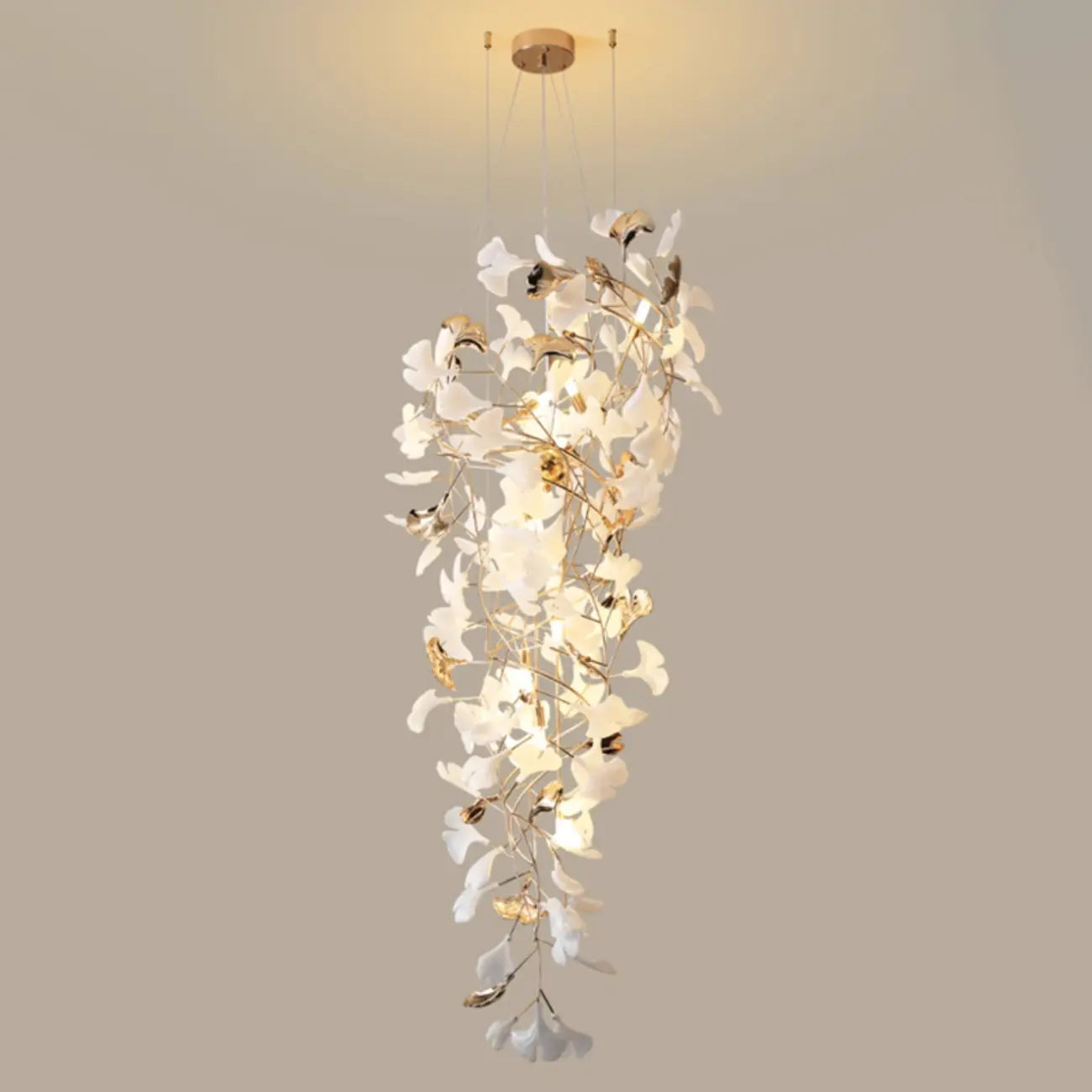 Lustre élégant blanc à feuilles de ginkgo et or pour escalier